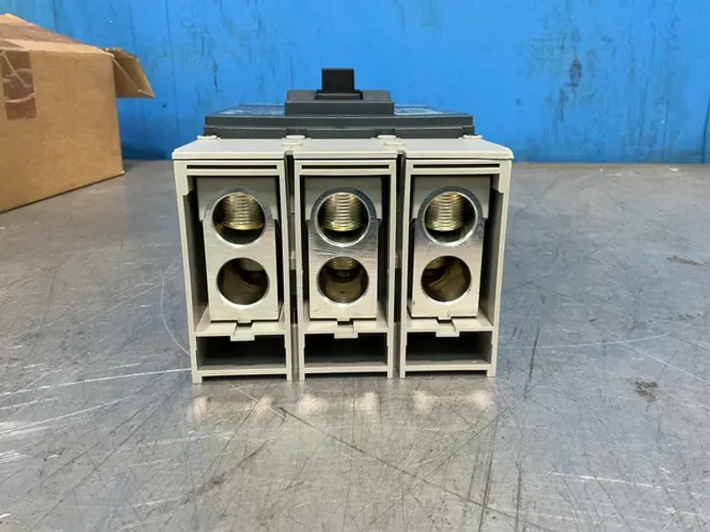 SQUARE D POWERPACT 600 AMPS CIRCUIT BREAKER   -  DJL36600E20