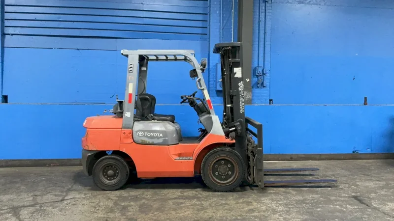 TOYOTA 6600 LBS PROPANE FORKLIFT  -  7FGU32