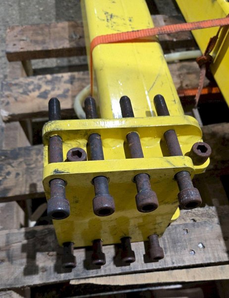 AIMCO ARTICULATED JIB CRANE WITH PNEUMATIC GRIPPER USED