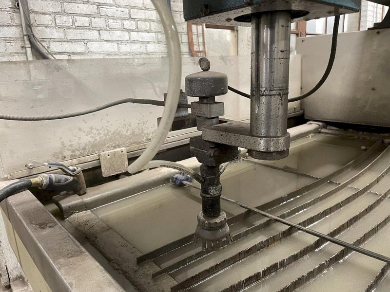 Flow Mach 2-1313B CNC Waterjet Cutting Machine with 60,000 PSI Intensifier and Flow Paser CF900