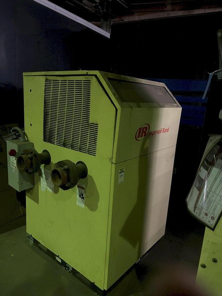 Ingersol rand model MVC800A400 800cfm refrigerated air dryer  s/n 542135