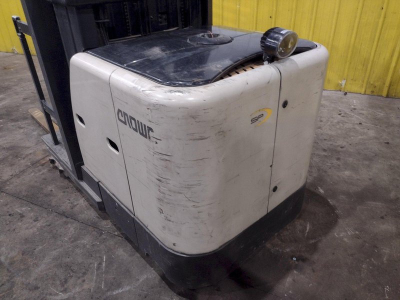 CROWN ORDER PICKER FORKLIFT: YOBRO #25680
