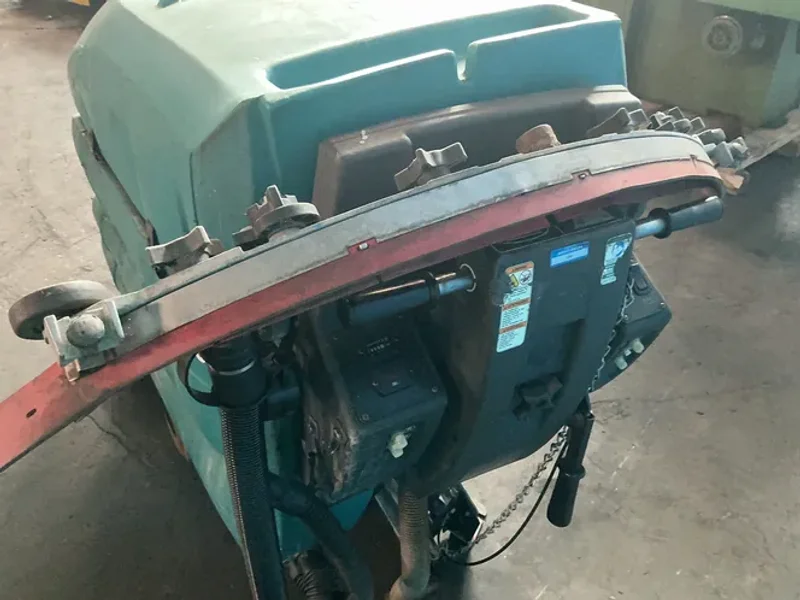 Tennant 28" Floor Scrubber - 5680