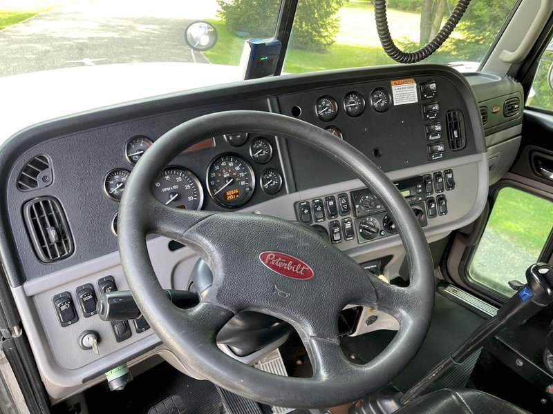 2010 Peterbilt 367 Flat Top w/36” Sleeper