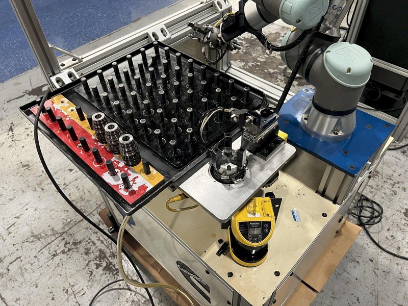 Universal Robots UR5e Cobot With Parts loading base/station. New-2021
