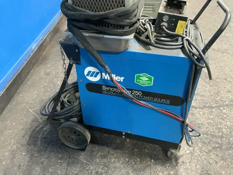 MILLER 250 A WELDER  -  SYNCROWAVE 250