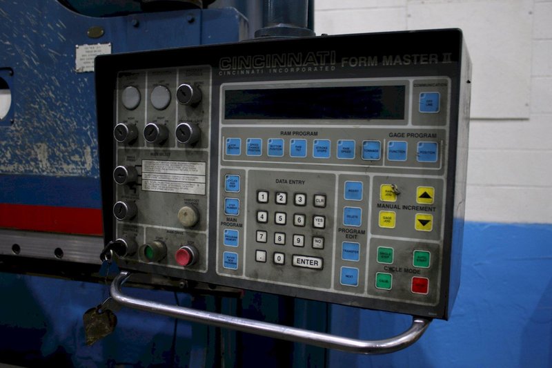 135 TON X 8' CINCINNATI MDL 135FMII HYDRAULIC PRESS BRAKE: STOCK #75067