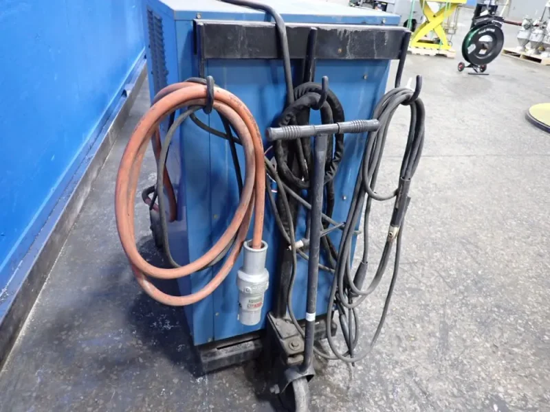 MILLER ELECTRIC MFG CO 300 AMPS WELDER  -  SYNCROWAVE 300