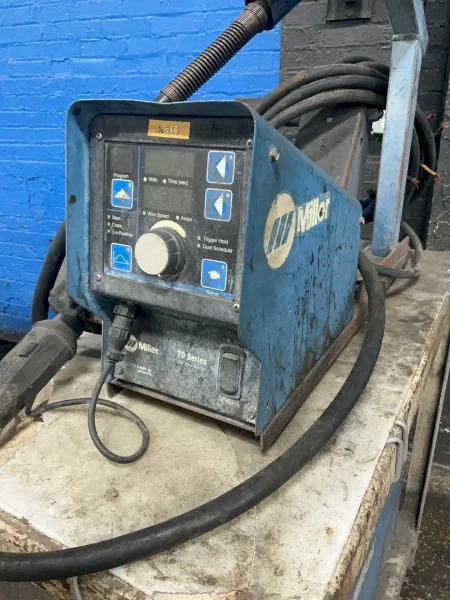 MILLER 450 A WELDER   -  INVISION 456MP