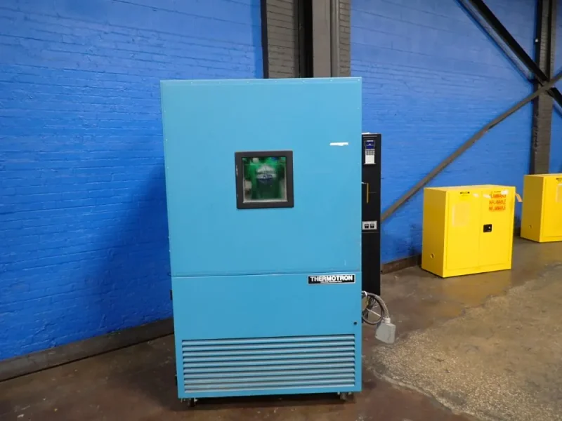 THERMOTRON 37 AMPS ENVIROMENTAL TEST CHAMBER  -  SM-27