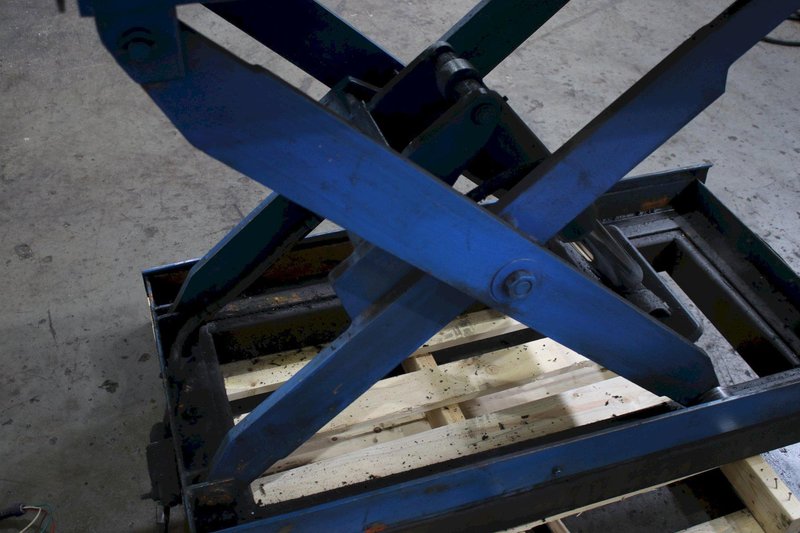 1000 LBS BLUE GIANT HYDRAULIC SCISSOR LIFT TABLE: STOCK #76651