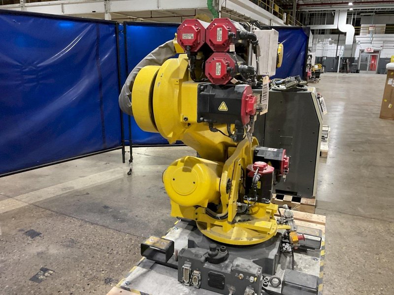 FANUC R-2000IB/165F w/ R30IA CONTROLLER AND PENDANT USED 2010