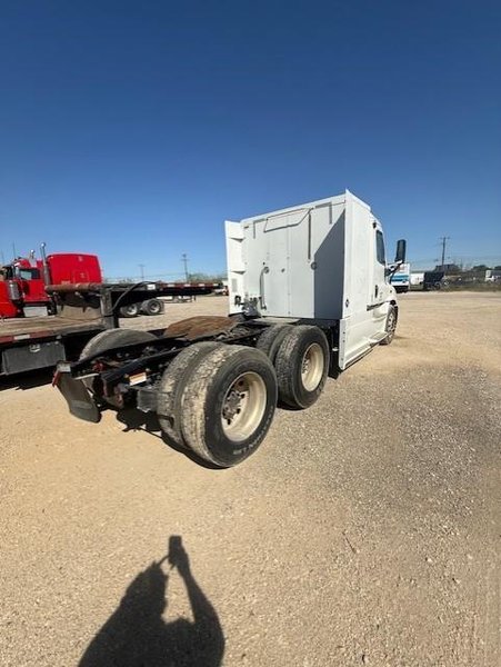 Freightliner Cascadia Day Cab LNG, 2015 – Cummins ISX12 G 400 HP, 10 Speed, Natural Gas Tractor