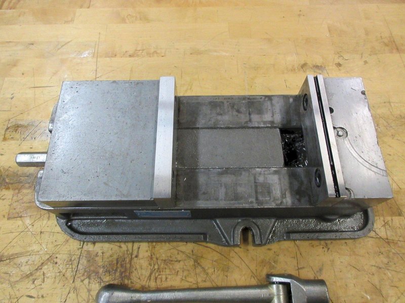 Kurt D675 6&quot; Machine Vise with Hard Jaws and Handle- Auction Item