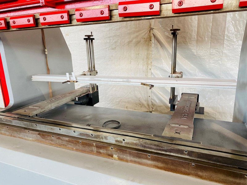 110 TON X 100&quot; GUIFIL PE-25-100 CNC UP-ACTING HYDRAULIC PRESS BRAKE. STOCK # 1060221