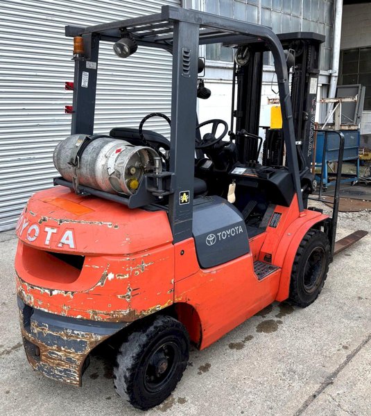 3750 Lb. Toyota Lift Truck, Pneumatic Tire, Triple Stage Mast, LP Gas, Side Shift