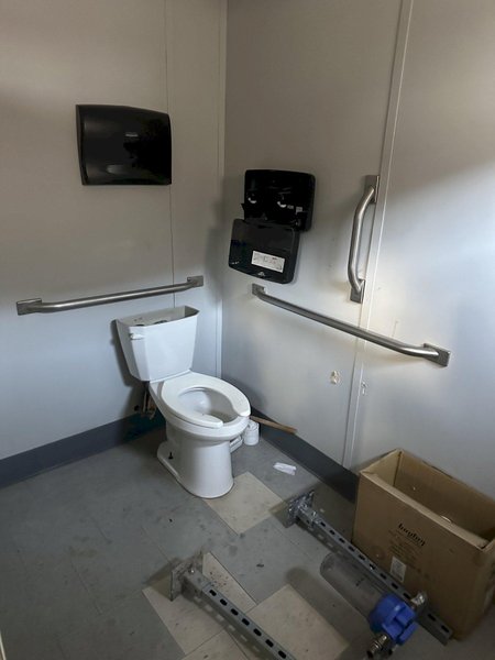 2008 MICHIANA MEN&#039;S &amp; WOMEN&#039;S PORTABLE BATHROOM TRAILER: STOCK #23097