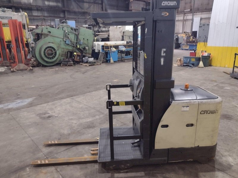 3,000 LB CROWN MODEL #SP 3500 ELECTRIC ORDER PICKER FORKLIFT 2018 : YOBRO #25407