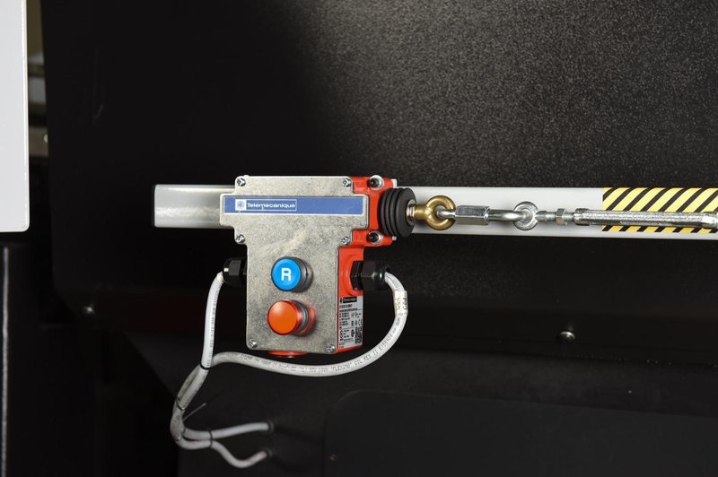 NEW - 18"H x 22"W HYD-MECH V-18APC-60 AUTOMATIC VERTICAL TILT FRAME BAND SAW