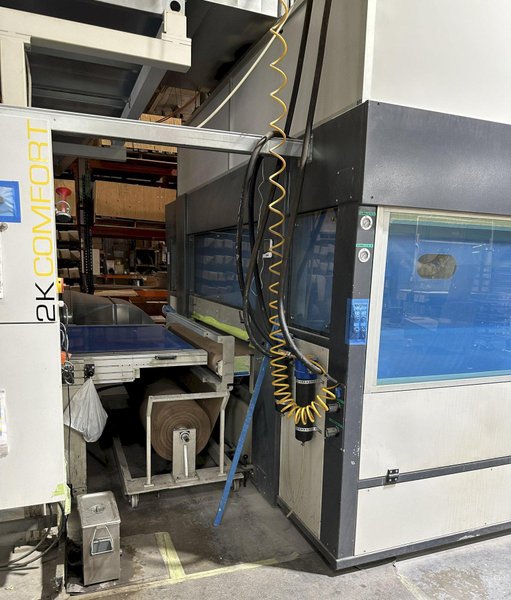 VD Finishing Systems - VD Simple Dynamic TOP CS  Yr. 2022   With Pressurized cabin, filtering system, 2 Sets of Guns with 8 Spraying Heads, Wondrous Pannel Cleaning System, Heated Humidify Control Air Unit, 17' Infeed Conveyor, Coil-Uncoil Paper System, 10' Exit Conveyer,