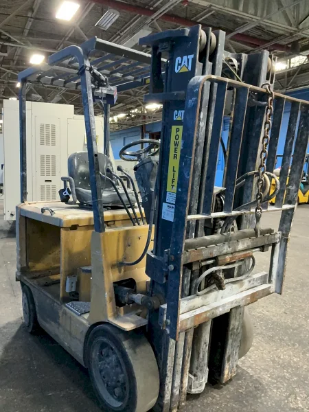 CATERPILLAR 1600 LBS ELECTRIC FORK LIFT   -  2EC25