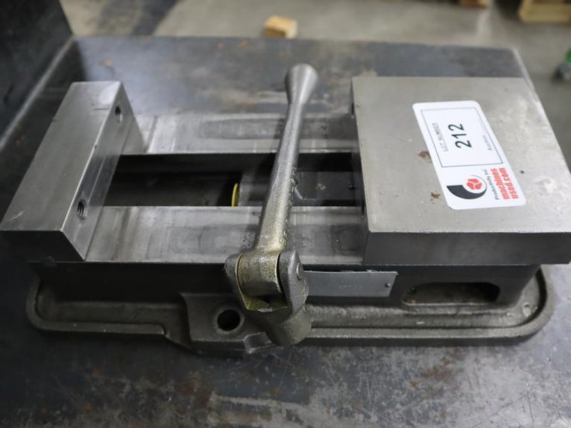 Kurt D-60 6" Machine Vise with Handle- Auction Item