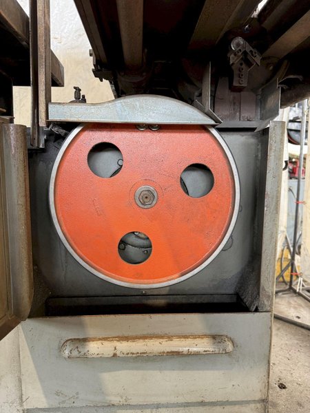 36" DOALL 3612-H VERTICAL BANDSAW. STOCK # 0217526.