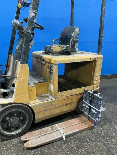 CATERPILLAR 1600 LBS ELECTRIC FORK LIFT   -  2EC25