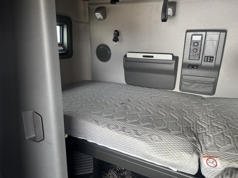 Volvo VNL Sleeper Semi Truck, 2023 – D13 Engine