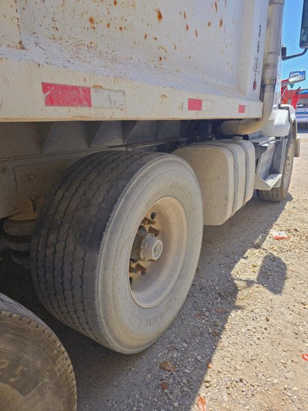 Volvo VNL Tri-Axle Dump Truck, 2012 – Volvo D13