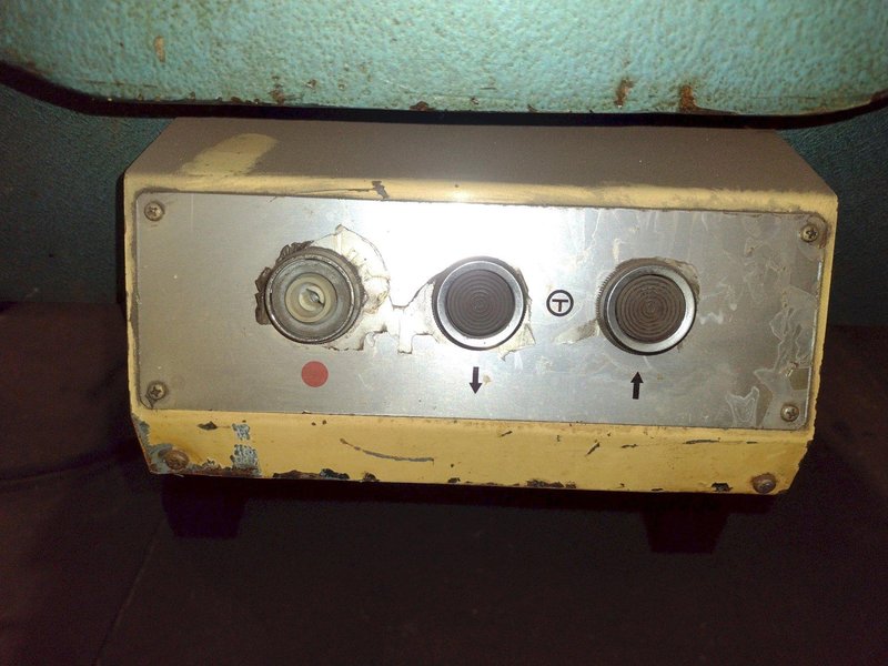 8&quot; X 8&quot; X 1/8&quot; AMADA MODEL #CSW-220 DUAL HEAD CORNER NOTCHER &amp; COPER: STOCK #10339