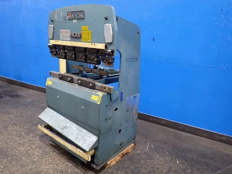 AMADA 25 TONS PRESS BREAK  -  RG-25