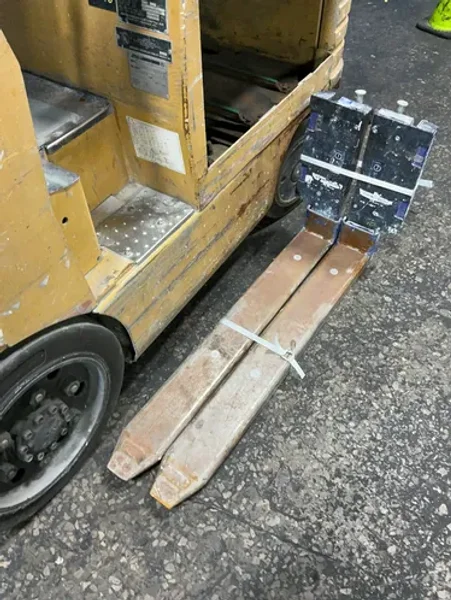 CATERPILLAR 1600 LBS ELECTRIC FORK LIFT   -  2EC25