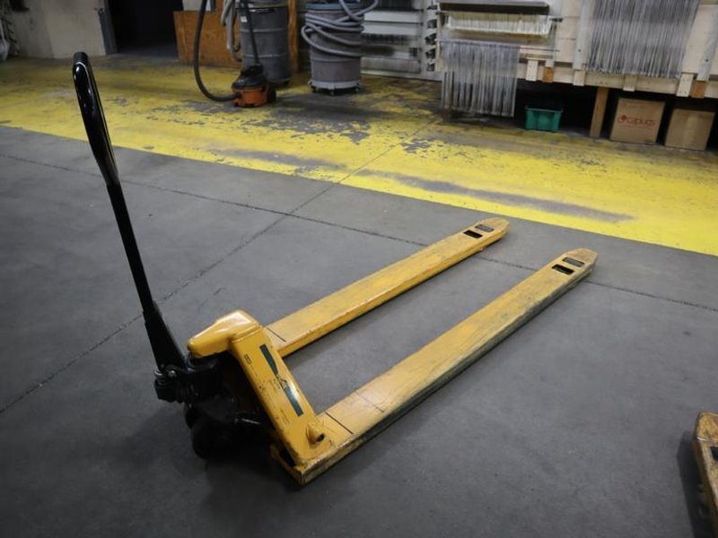 Pallet Jack Uline H-1779, 3300 LB Capacity 27&quot; Fork Width 71&quot; Fork Length- Auction Item