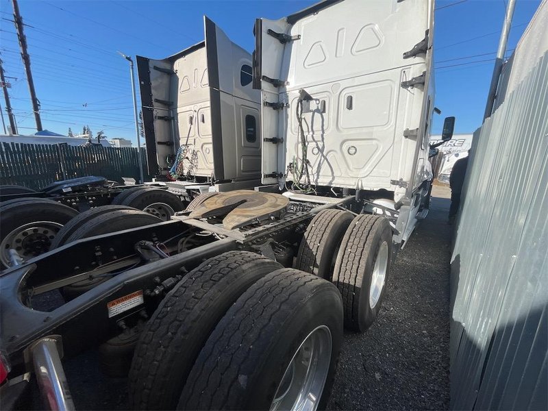 2021 Freightliner Cascadia 1FUJHHDR2MLML7306