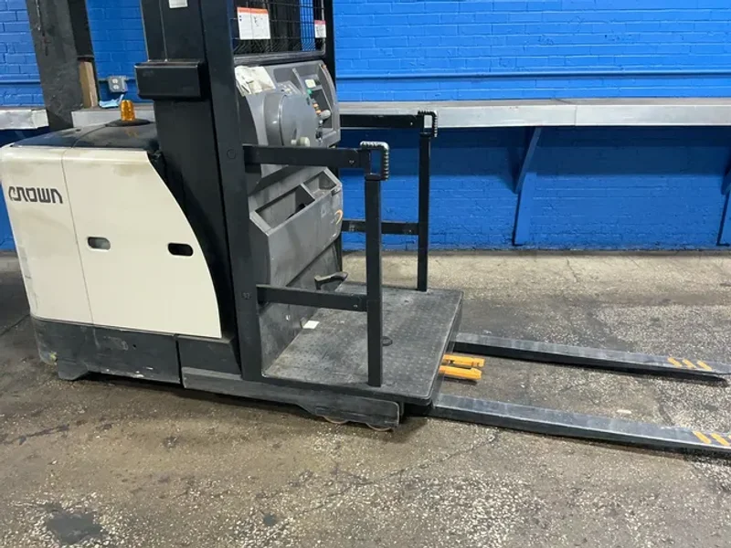 Crown 3000 Lbs Electric Order Picker - Sp3520-30