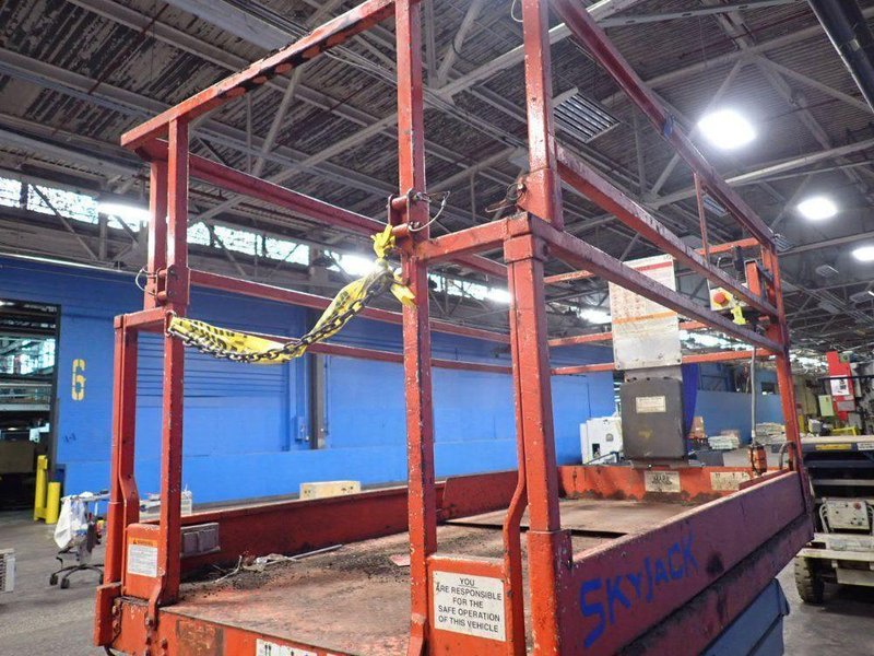 SKY JACK 650 LBS SCISSOR LIFT  -  SJIII-4626