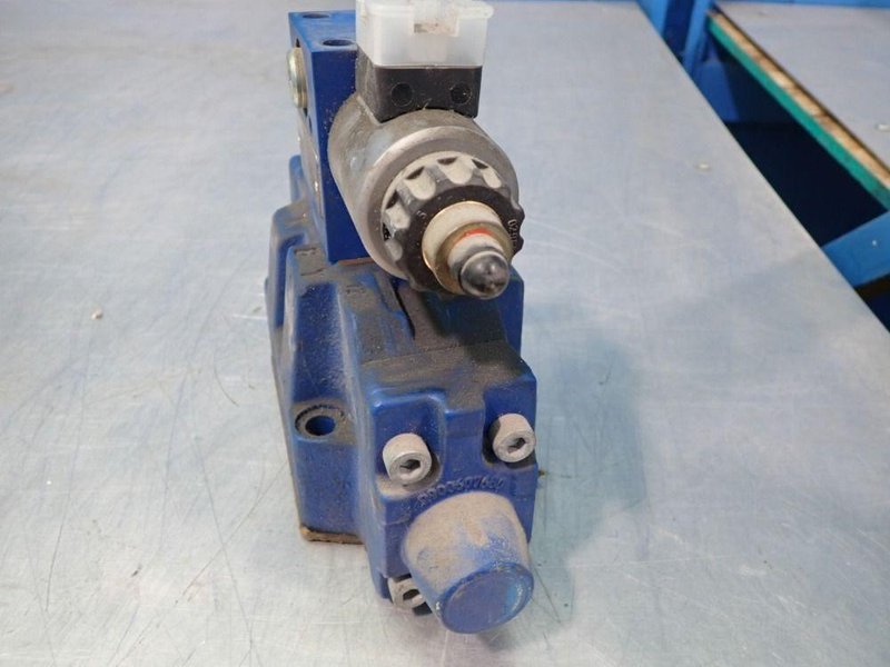 REXROTH DIRECTIONAL CONTROL VALVE   -  R901152584