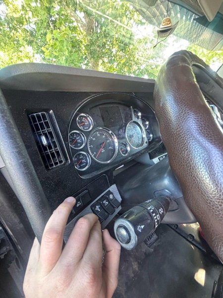 Kenworth T800 Sleeper Truck, 2019 – Heavy-Duty 6×4 Semi Tractor, Cummins/PACCAR Power, Sleeper Cab