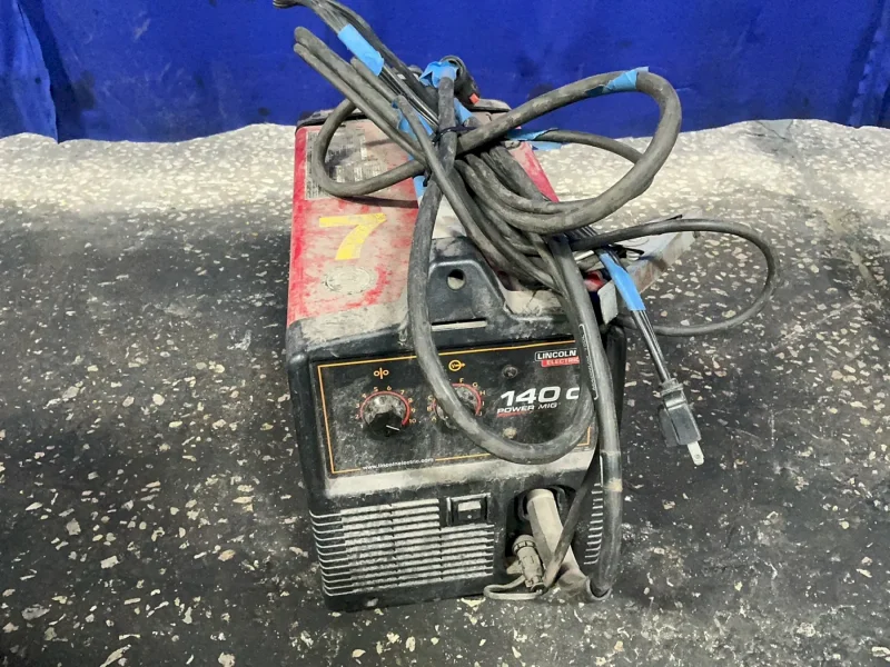 LINCOLN ELECTRIC 90-140 A WELDER  -  POWER MIG 140C