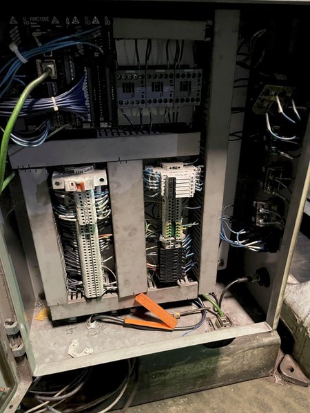 Hall model RT3 permenant molding machine with controls s/n 6815, 33&quot; x 20&quot; platen