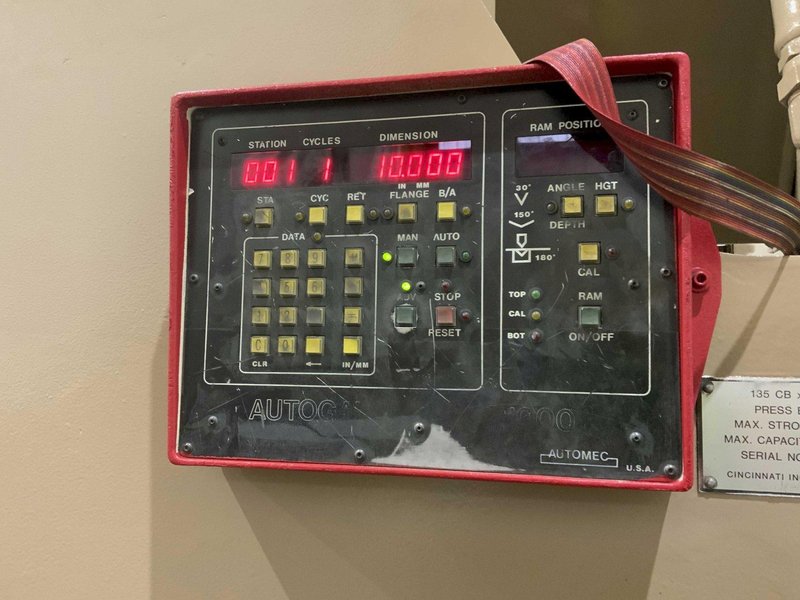 135-TON X 10' CINCINNATI HYDRAULIC PRESS BRAKE STROKE: STOCK #80580