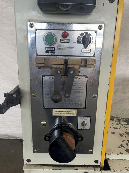 KBC MACHINERY BAV-700PF VERTICAL BANDSAW W/ POWERFEED. STOCK #0679824