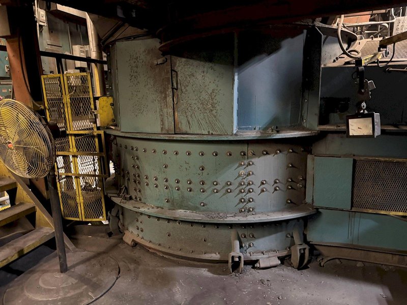 Beardsley and Piper model 100B twin sand muller with 2- 84700
gearboxes, each with 250 hp drive, soft starts, dust hood, and cooling
blower ( will sell the gearboxes or any other parts)