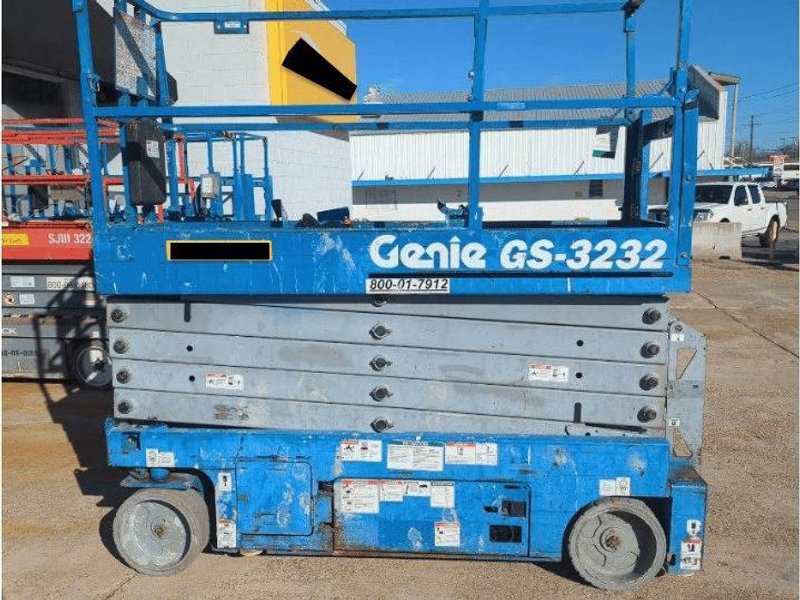 Genie 38′ GS-3232 Electric Scissor Lift, 2014 – Platform 500LB Capacity, Low Hours