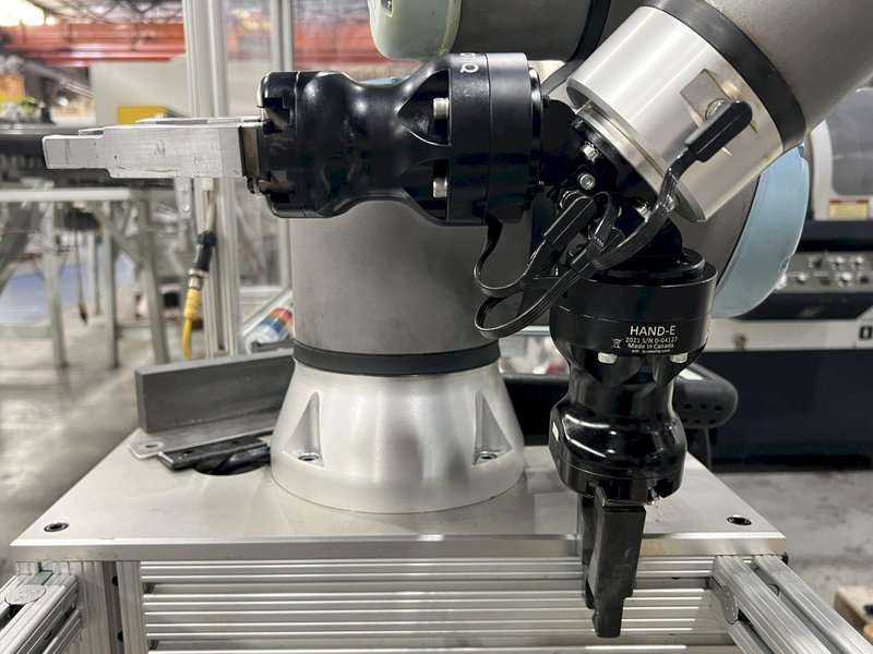 Universal Robots UR10e Cobot With Parts loading base/station. New-2020