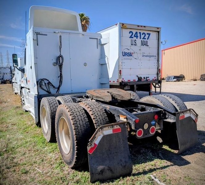 Freightliner Cascadia Day Cab LNG, 2014 – Cummins ISX12 G 400 HP, 10 Speed, Natural Gas Tractor