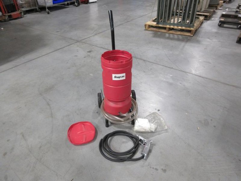 SNAP-ON Gravity-Fed Siphon Portable Sandblast System, Holds 40 lbs of Media, with Hose length 10' with 5/16'' nozzle- Auction Item