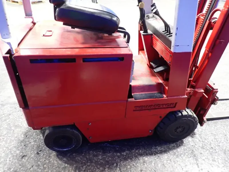 CATERPILLAR 3000 LBS ELECTRIC FORKLIFT  -  MC30