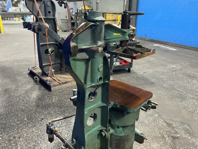 OSBORN 18” X 20” SQUEEZE MOLDING MACHINE   -  212-RJW